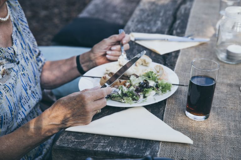 Femme senior qui mange